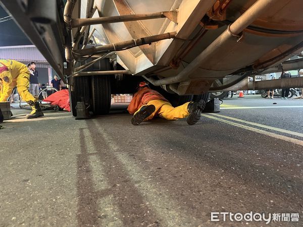 ▲屏東鹽埔鄉光復路槽車與腳踏車發生交通事故，消防隊員救援             。（圖／記者陳崑福翻攝）