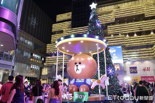 ▲南紡購物中心舉辦「LINE Pay熊大店長聖誕魔法村」活動聖誕公益點燈儀式，董事長侯博明捐贈交通車給德蘭啟智中心，由台南教區主教黃敏正代表受贈，市長黃偉哲見證。（圖／記者林東良翻攝，下同）