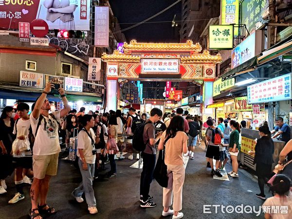 ▲饒河夜市，排隊名店人潮，福州世祖胡椒餅、爆漿雞腿捲、冰火菠蘿包、馬告香腸、手作大腸圈、上海鐵鍋生煎包▼             。（圖／記者鄭遠龍攝）