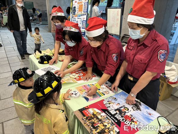 ▲《2023幸福台南耶誕點燈》活動在民治市民廣場熱鬧舉辦，消防局第一救災救護大隊新營分隊，設攤進行消防知識政令宣導及小小消防員體驗活動。（圖／記者林東良翻攝，下同）