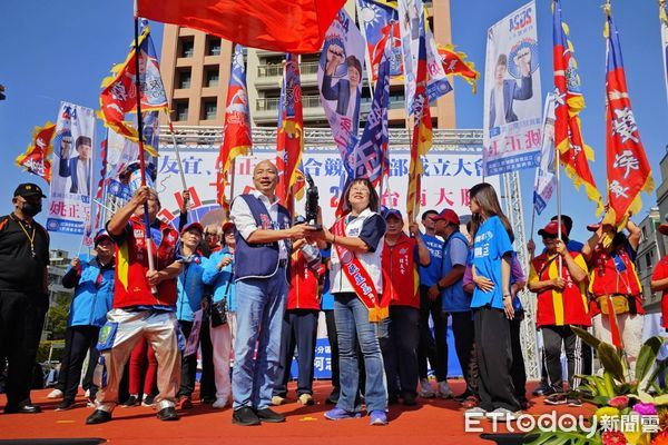 ▲台南市立委選舉第三選區（安南區北區）候選人姚正玉，10日上午舉行侯友宜、姚正玉聯合競選總部成立大會，數千支持者到場熱情相挺，韓國瑜、黃健庭等多位藍營大咖站台力薦姚正玉。（圖／記者林東良翻攝，下同）