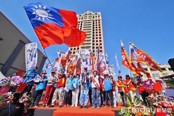 ▲台南市立委選舉第三選區（安南區北區）候選人姚正玉，10日上午舉行侯友宜、姚正玉聯合競選總部成立大會，數千支持者到場熱情相挺，韓國瑜、黃健庭等多位藍營大咖站台力薦姚正玉。（圖／記者林東良翻攝，下同）