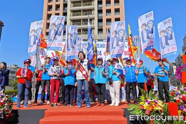 ▲台南市立委選舉第三選區（安南區北區）候選人姚正玉，10日上午舉行侯友宜、姚正玉聯合競選總部成立大會，數千支持者到場熱情相挺，韓國瑜、黃健庭等多位藍營大咖站台力薦姚正玉。（圖／記者林東良翻攝，下同）