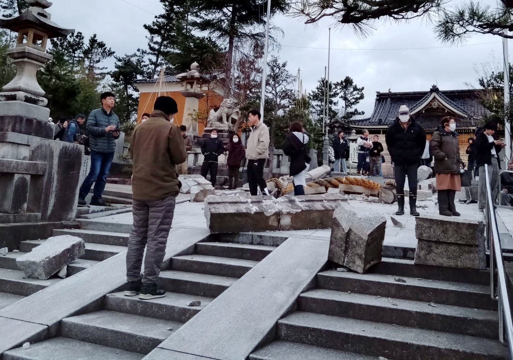 ▲▼ 日本1日規模7.6地震，神社受到波及 。（圖／路透）