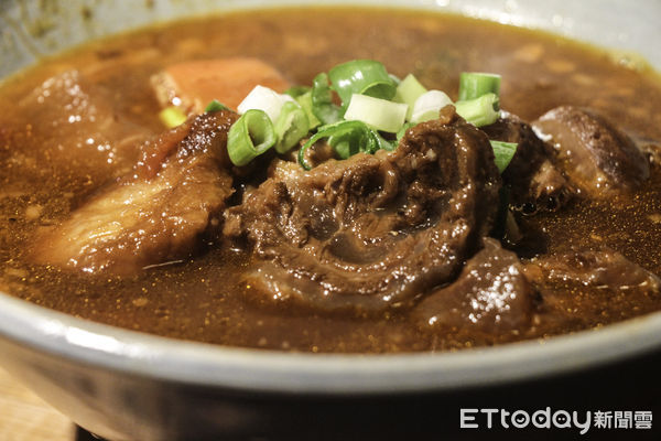 ▲門前隱味牛肉麵。（圖／記者黃士原攝）