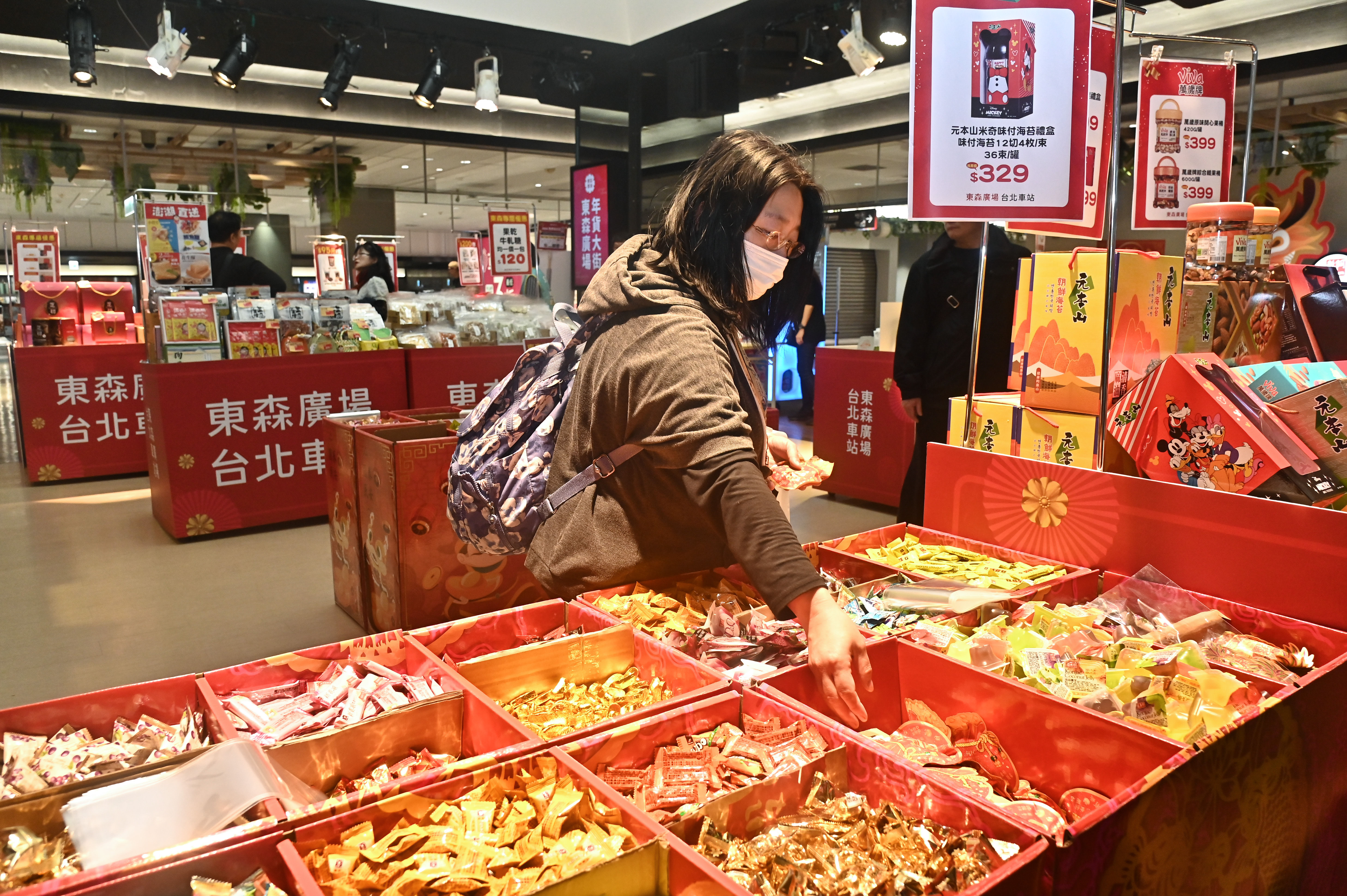 ▲▼東森健康長壽盃麻將大賽，北車K區地下街年貨大街。（圖／記者李毓康攝）