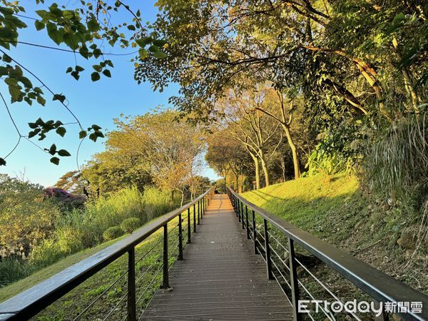 ▲虎頭山公園全齡友善步道,奧爾森林學堂,桃園虎頭山,夕陽。（圖／記者彭懷玉攝）