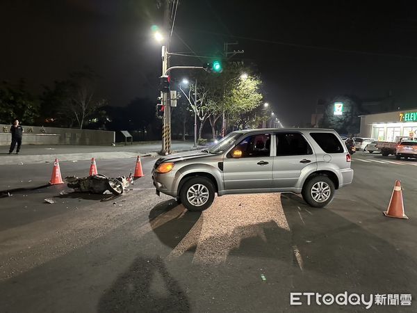 ▲▼高雄小貨車疑闖紅燈！24歲女騎士遭撞飛頭部受創，搶救4天宣告不治。（圖／記者吳世龍翻攝）