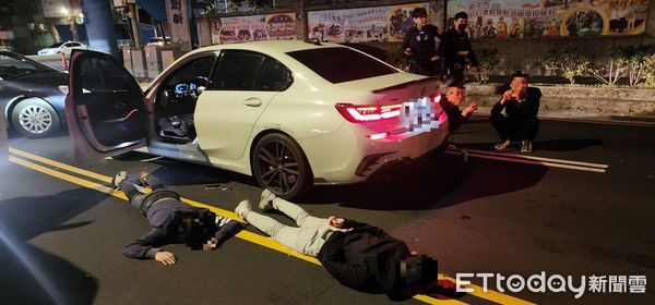 ▲▼土城警快打部隊3部警車攔截圍捕，逮捕5黑衣人，救出被擄走的蕭男             。（圖／記者陳以昇翻攝）