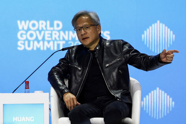 ▲▼輝達（NVIDIA）創辦人暨執行長（CEO）黃仁勳出席杜拜的世界政府峰會（World Government Summit）。（圖／路透）