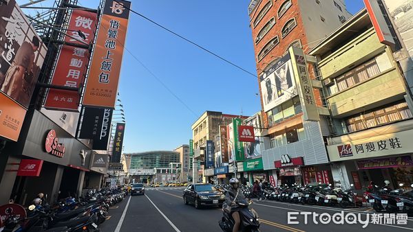 ▲▼ 雲林房市,斗六車站,房地產廣告            。（圖／記者陳筱惠攝）