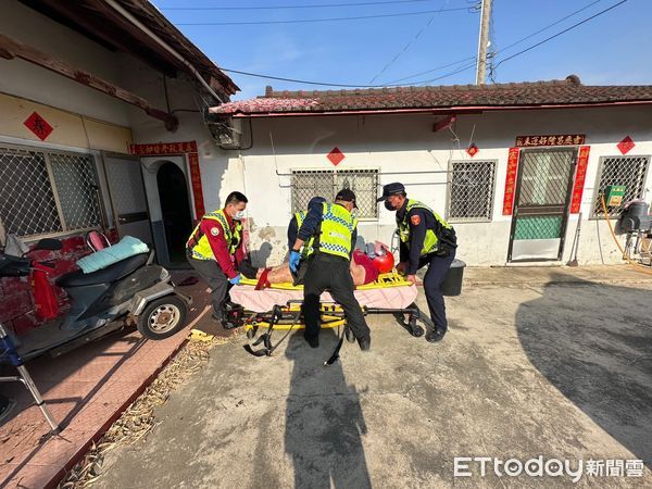 ▲▼   【獨居長者跌倒受困 布警即刻救援】  。（圖／布袋分局提供）