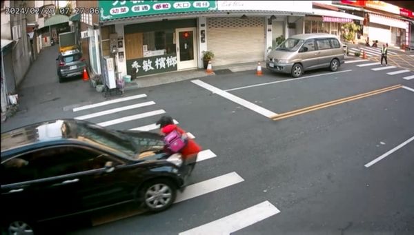 ▲▼台中10歲女童走人行道遭車撞飛，倒地站不起來。（圖／翻自記者爆料網，下同）