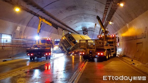 ▲▼信義快速道路、文山隧道，康橋校車翻車15人送醫。（圖／記者黃彥傑攝）