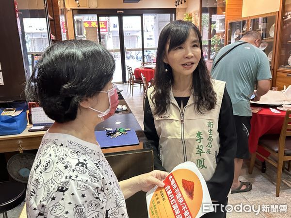 ▲衛生局長李翠鳳率員前往台南市知名食品商圈及店家了解業者張貼標章情形，也隨機訪問用餐民眾對於標章的看法。（圖／記者林東良翻攝，下同）