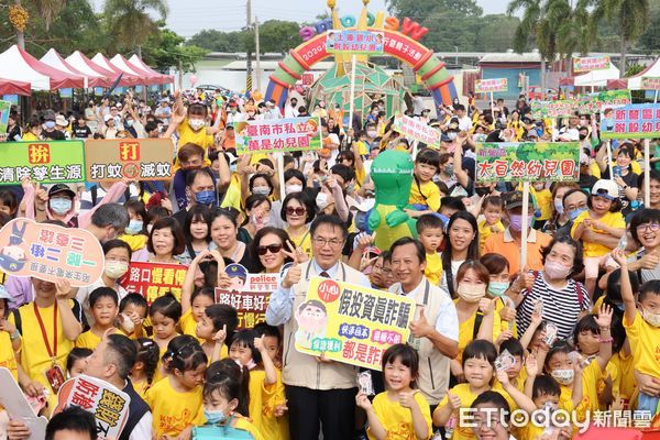 ▲台南市新營區公所30日在天鵝湖環保水上公園舉辦「2024小小奧林匹克幼兒健行暨親子活動」，市長黃偉哲特別帶糖果到場為幼兒加油。（圖／記者林東良翻攝，下同）