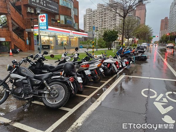 ▲▼             關渡橋機車引導與民權路匯入口路樹倒塌佔據外側機車道。（圖／記者陳以昇翻攝）