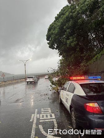 ▲▼ 沙崙路226號前路旁停車格內數部機車翻倒。（圖／記者陳以昇翻攝）