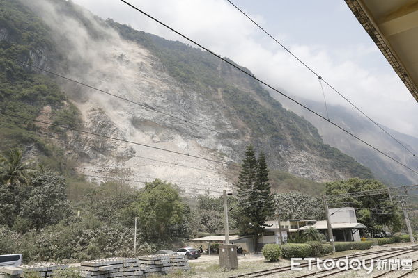 ▲▼0403花蓮大地震，台鐵崇德火車站後方山壁崩塌，滾滾煙塵宛如沙塵暴將整個車站給吞噬，事後在站體留下厚厚一層泥沙，也造成站體部分毀損。（圖／記者湯興漢攝）