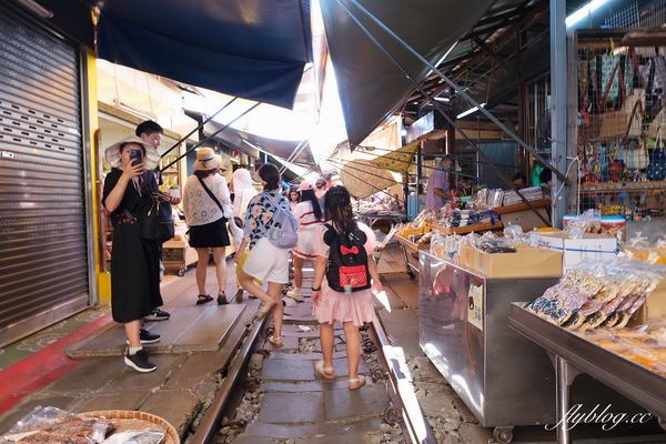 ▲▼泰國曼谷｜美功鐵道市場 Maeklong．曼谷近郊一日遊必訪景點，火車經過攤販特殊求生之道。（圖／飛天璇提供）