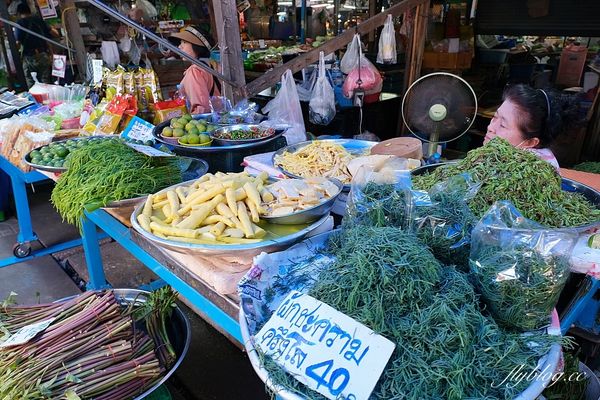 ▲▼泰國曼谷｜美功鐵道市場 Maeklong．曼谷近郊一日遊必訪景點，火車經過攤販特殊求生之道。（圖／飛天璇提供）