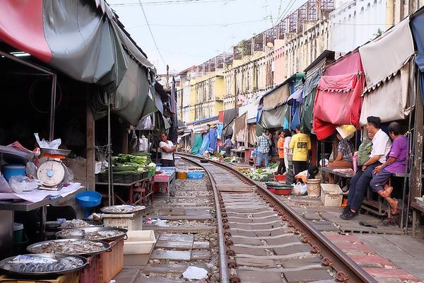 ▲▼泰國曼谷｜美功鐵道市場 Maeklong．曼谷近郊一日遊必訪景點，火車經過攤販特殊求生之道。（圖／飛天璇提供）