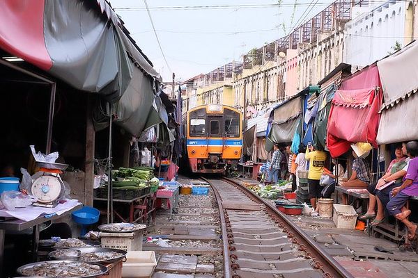 ▲▼泰國曼谷｜美功鐵道市場 Maeklong．曼谷近郊一日遊必訪景點，火車經過攤販特殊求生之道。（圖／飛天璇提供）