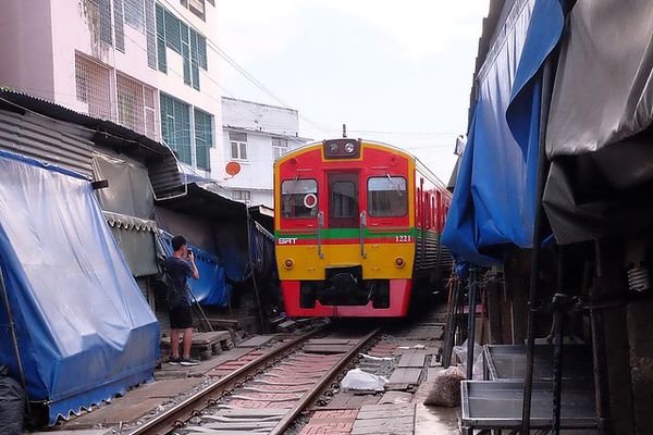 ▲▼泰國曼谷｜美功鐵道市場 Maeklong．曼谷近郊一日遊必訪景點，火車經過攤販特殊求生之道。（圖／飛天璇提供）