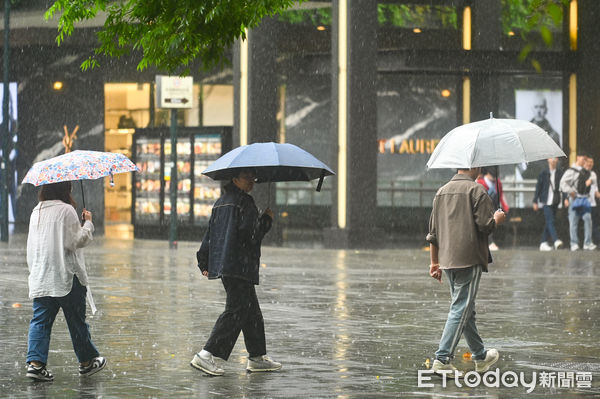 ▲▼天氣,行人,路人,雷雨,大雨,大雷雨,下雨,雨天,豪大雨,午後雷陣雨,梅雨,降雨,氣象,豪雨,西南氣流,滯留鋒面,撐傘,雨傘,陰雨綿綿,潮濕,濕度,熱對流,天氣配圖。（圖／記者李毓康攝）