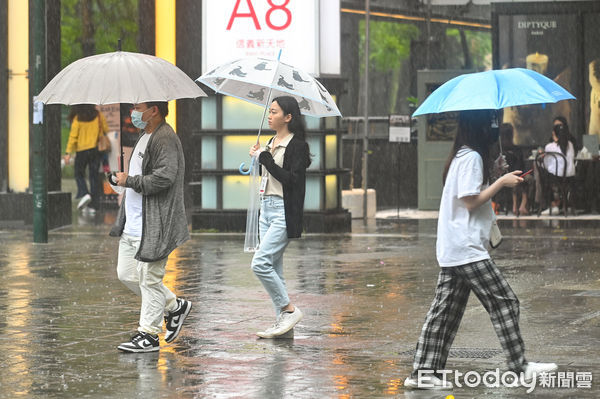 ▲▼天氣,行人,路人,雷雨,大雨,大雷雨,下雨,雨天,豪大雨,午後雷陣雨,梅雨,降雨,氣象,豪雨,西南氣流,滯留鋒面,撐傘,雨傘,陰雨綿綿,潮濕,濕度,熱對流,天氣配圖。（圖／記者李毓康攝）