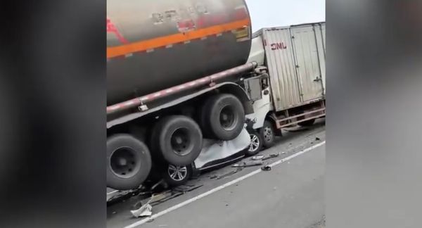 ▲▼ 小轎車被壓扁3人奇蹟生還 。（圖／翻攝 椒點視頻）