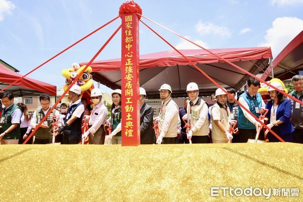 ▲國家住宅及都市更新中心興辦之永康區「正強安居」於6日開工動土，全案預計提供464戶社會住宅，將於2028年完工，市長黃偉哲親自出席動土典禮。（圖／記者林東良翻攝，下同）