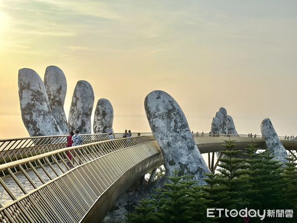 ▲▼越南峴港巴拿山 黃金佛手橋。（圖／記者周姈姈攝）