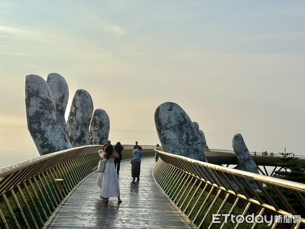 ▲▼越南峴港巴拿山 黃金佛手橋。（圖／記者周姈姈攝）