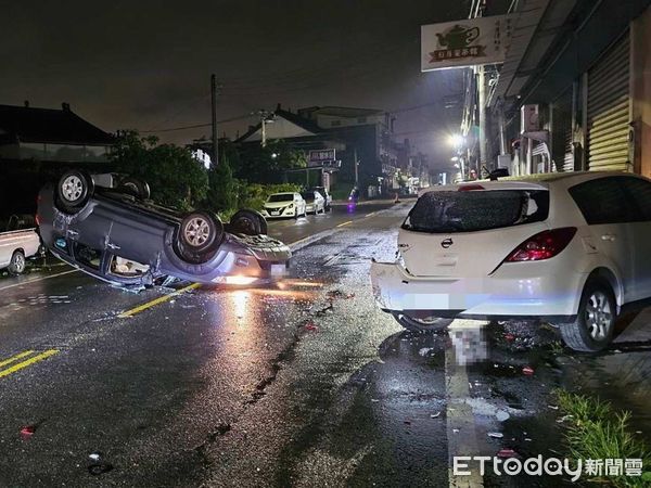 ▲轎車撞車後翻覆，遭撞白車再衝入民宅。（圖／民眾提供）