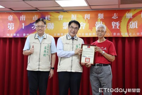 ▲台南市長黃偉哲親自表揚榮獲衛生福利部2023年度志願服務金質徽章獎57位志工，感謝無私的奉獻付出。（圖／記者林東良翻攝，下同）