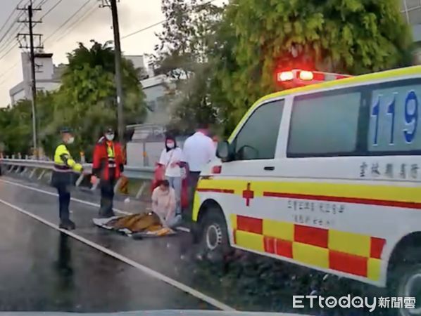 ▲雲林男駕駛86跑車，不明原因自撞，護欄倒插駕駛座造成臟器外露明顯死亡。（圖／記者蔡佩旻翻攝）