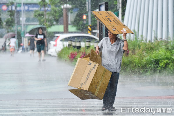 ▲▼天氣,行人,路人,雷雨,大雨,大雷雨,下雨,雨天,豪大雨,午後雷陣雨,梅雨,降雨,氣象,豪雨,西南氣流,滯留鋒面,陰雨綿綿,潮濕,濕度,熱對流,天氣配圖。（圖／記者李毓康攝）