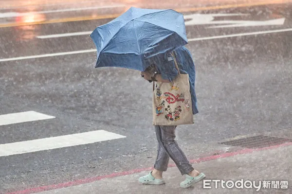 ▲潭美颱風和東北季風共伴效應影響，豪大雨狂轟東北部。（圖／記者李毓康攝）