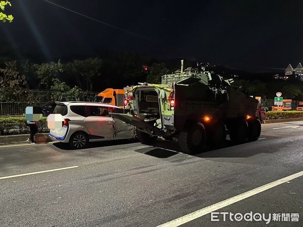 ▲▼ 軍用雲豹裝甲車在八里撞上民車，小客車右側凹陷毀損相當嚴重            。（圖／記者戴上容翻攝）