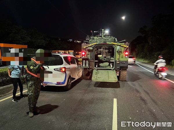 ▲▼ 軍用雲豹裝甲車在八里撞上民車，小客車右側凹陷毀損相當嚴重            。（圖／記者戴上容翻攝）