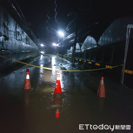 ▲信義鄉東埔村投95線4.3公里處再度爆發土石流災情，目前雙向封閉。（圖／信義警分局提供）