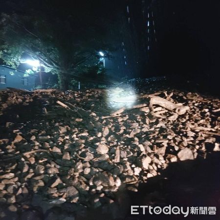 ▲信義鄉東埔村投95線4.3公里處再度爆發土石流災情，目前雙向封閉。（圖／信義警分局提供）