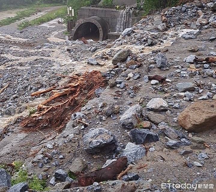 ▲▼台鐵和仁隧道口路段遭土石淹沒，小清水溪橋被沖毀。（圖／讀者提供）