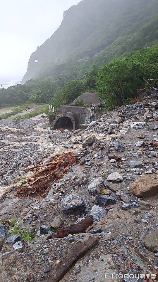 ▲▼台鐵和仁隧道口路段遭土石淹沒，小清水溪橋被沖毀。（圖／讀者提供）