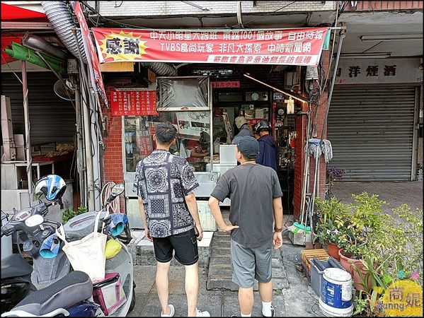 ▲▼ 每日限量販售四小時！手工製作爆汁蔥油餅　在地人的最愛 。（圖／商妮吃喝遊樂攝）