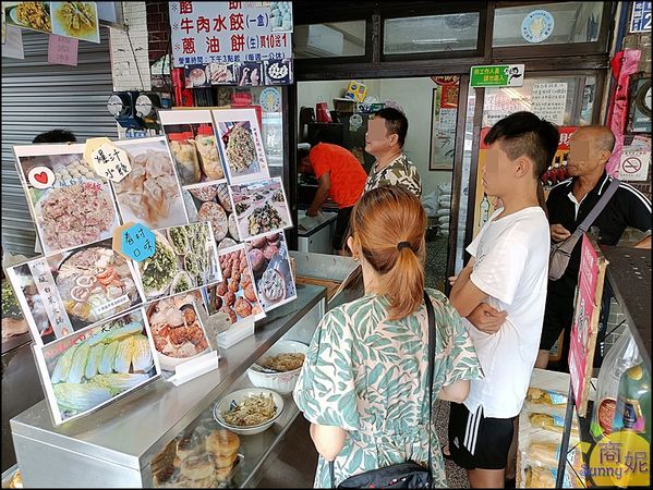 ▲▼ 每日限量販售四小時！手工製作爆汁蔥油餅　在地人的最愛 。（圖／商妮吃喝遊樂攝）