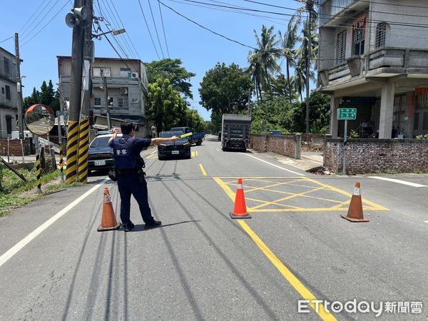 ▲▼送貨送到精神不濟！高雄小貨車路中自撞　「整根電桿」倒下躺地。（圖／記者賴文萱翻攝）