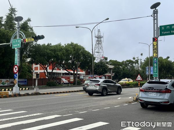 ▲▼「警消出勤」LED警示燈上線，台中市消防局提醒車主減速讓行。（圖／台中消防局提供，下同）