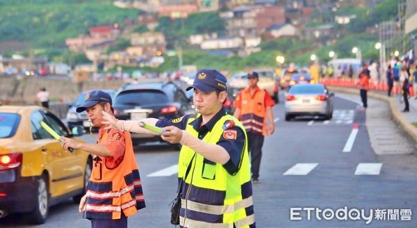 ▲警察,交通管制。（圖／記者郭世賢翻攝）